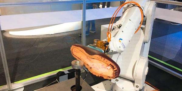 某鞋廠 以2000轉速度將鞋底放在打磨機下麵打磨，沒有想到會這樣的