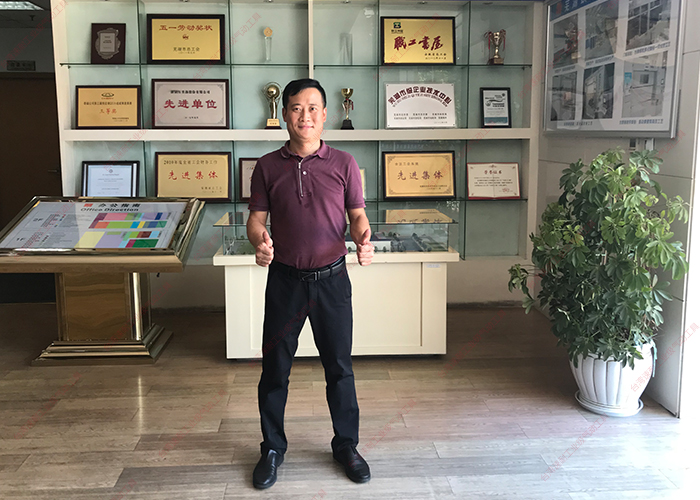 台灣榴莲APP视频下载萬裏揚榮譽證書前留念