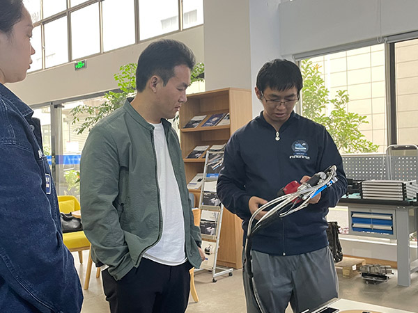 技術人員介紹榴莲APP视频下载自動拉釘機