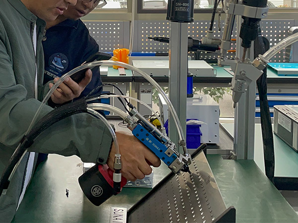 參觀人員試用榴莲APP视频下载自動拉釘機