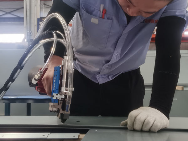 指導操作人員使用榴莲APP视频下载自動拉釘機
