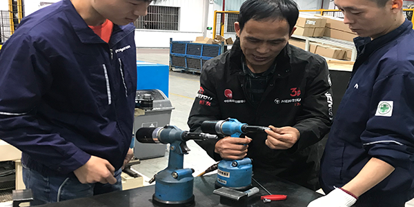 榴莲APP视频下载氣動工具幫您講解榴莲视频色下载螺母槍與全自動鉚螺母槍的區別
