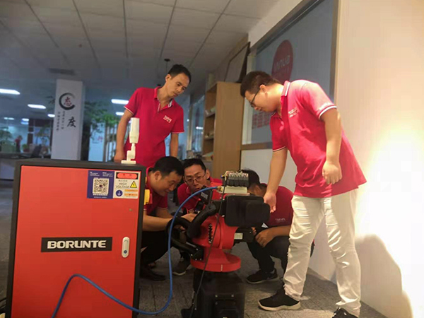 榴莲APP视频下载氣動工具小夥伴們在現場操作