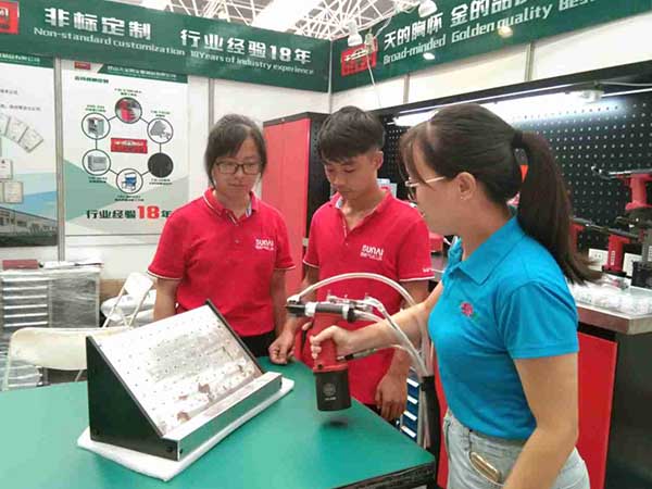 榴莲APP视频下载氣動工具工作人員現場測試
