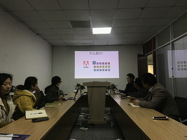 榴莲APP视频下载團隊專心聽課
