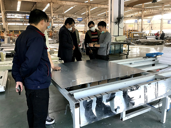 榴莲APP视频下载自動鉚釘機助力紅獅電梯轎廂鉚接自動化生產車間
