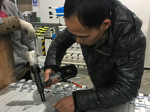 榴莲APP视频下载師傅在給客戶維修榴莲视频污版