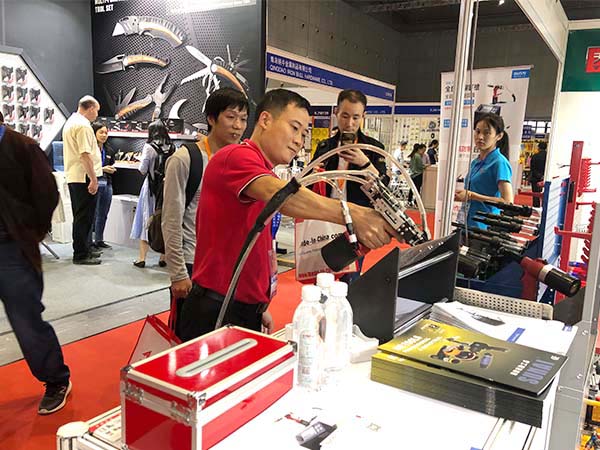 榴莲APP视频下载氣動工具範總在給客戶試機