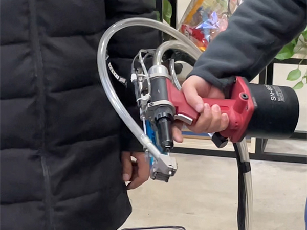 礪星人員試用榴莲APP视频下载自動拉釘機