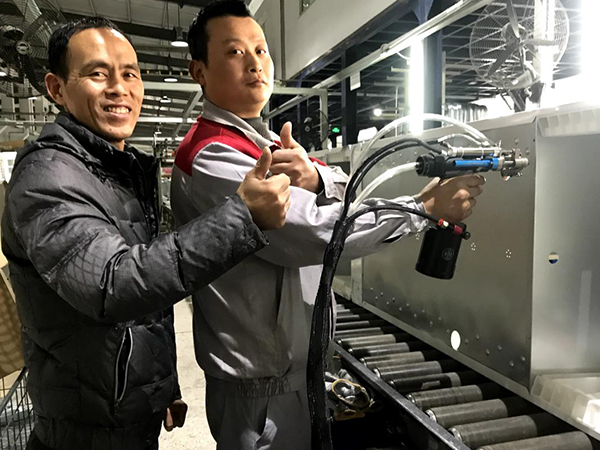 加藤員工使用榴莲APP视频下载自動拉釘機