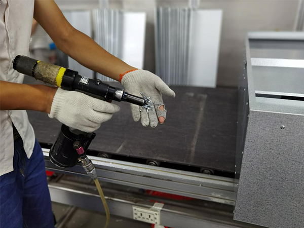 惠通機械使用榴莲APP视频下载自動拉釘機