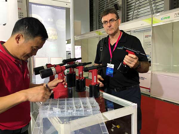 外國客戶在參展期間在試榴莲APP视频下载產品