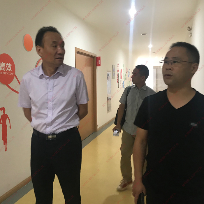 台灣榴莲APP视频下载周新輝董事長帶領參觀