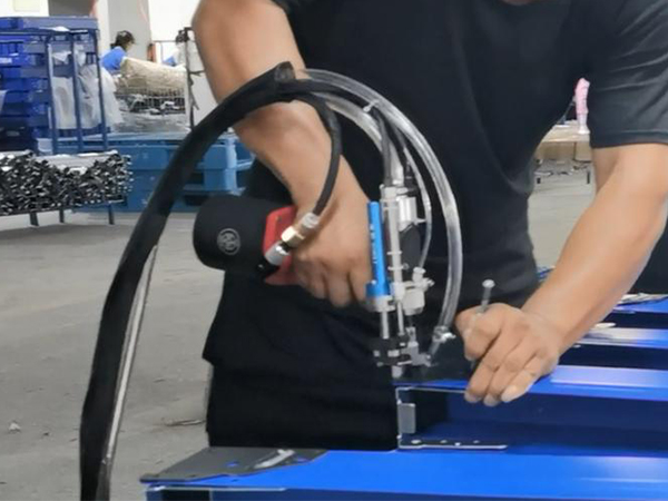 同超鈑金采購榴莲APP视频下载自動拉釘機