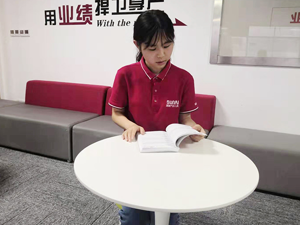 榴莲APP视频下载氣動工具員工在認真的學習