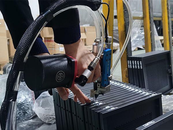 朗威人員使用榴莲APP视频下载自動拉釘機