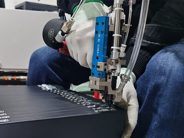 朗威使用榴莲APP视频下载自動拉釘機